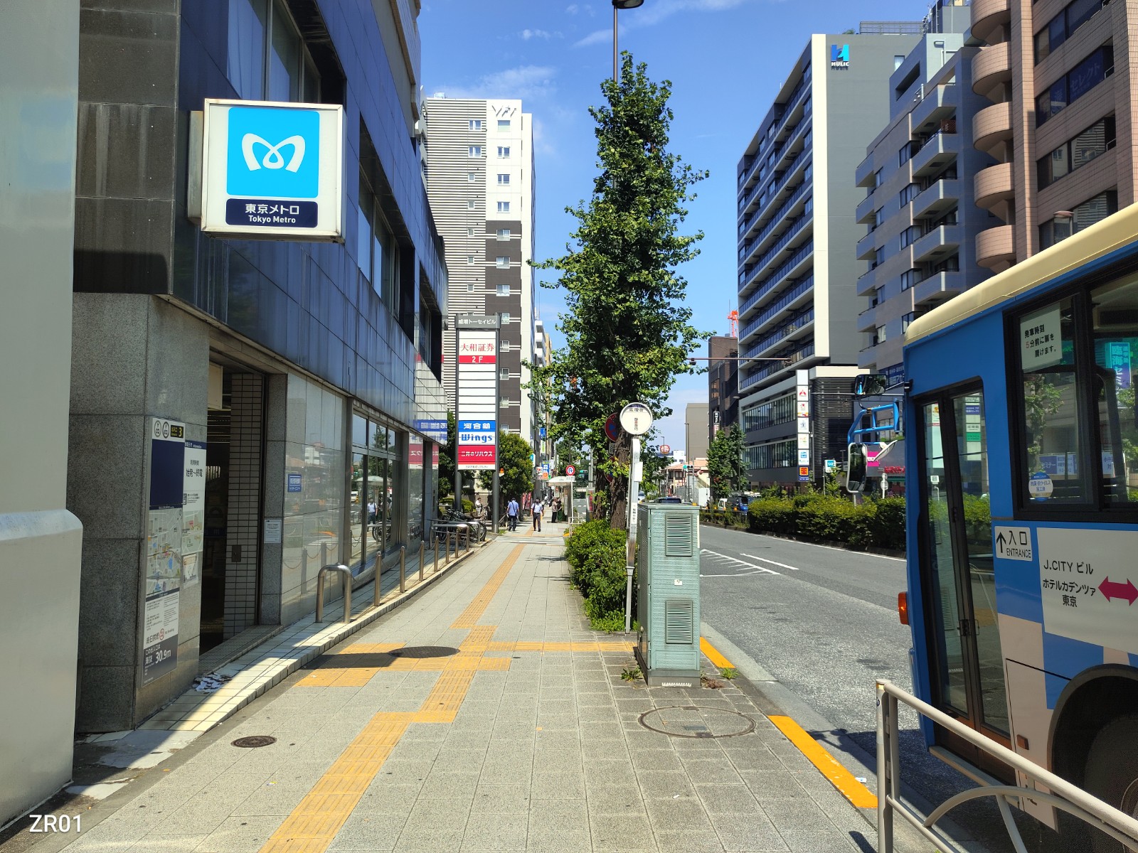 東京信用金庫と地下鉄成増駅の間まで進みます。