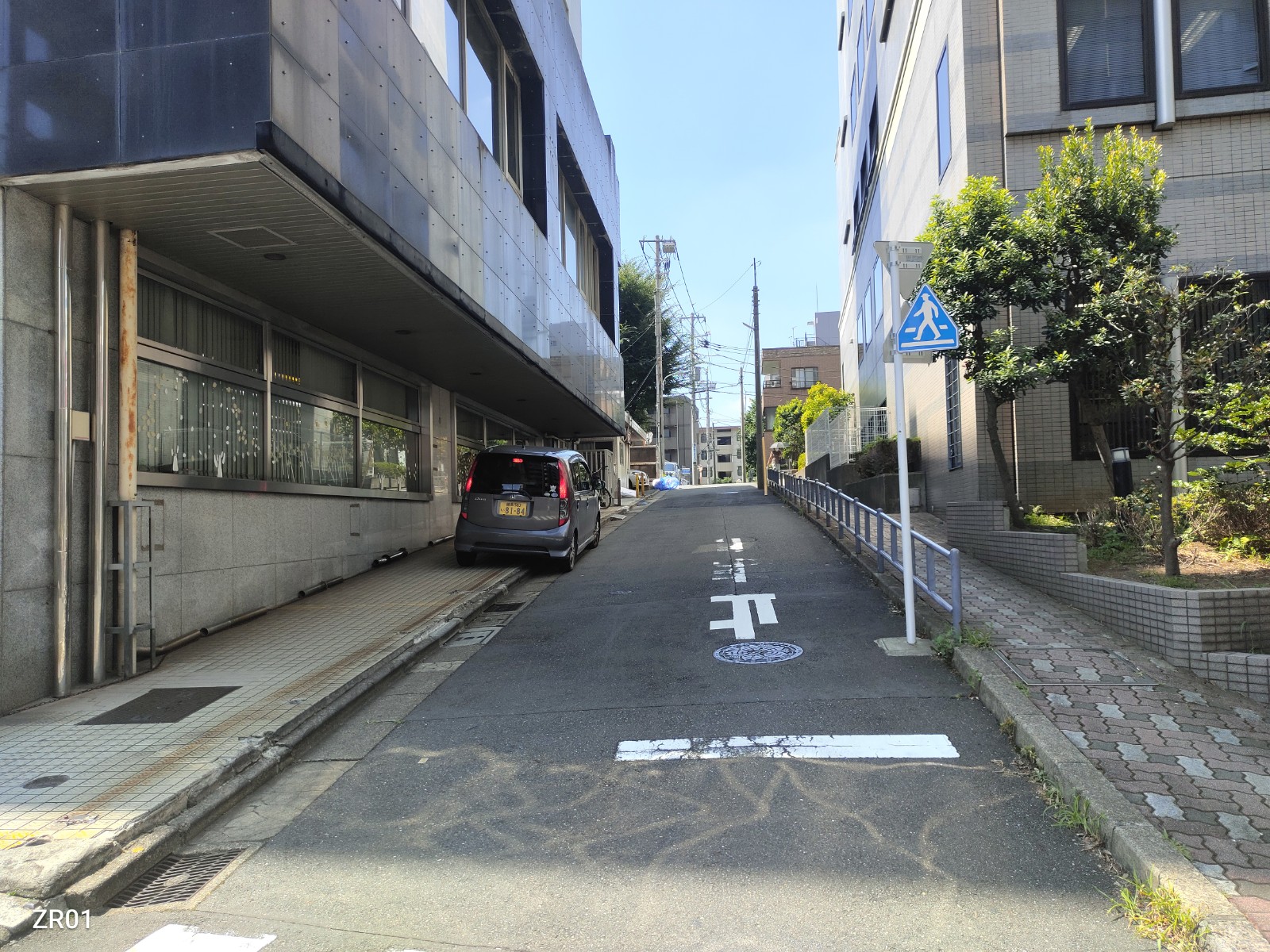 こちらの坂を登ります。