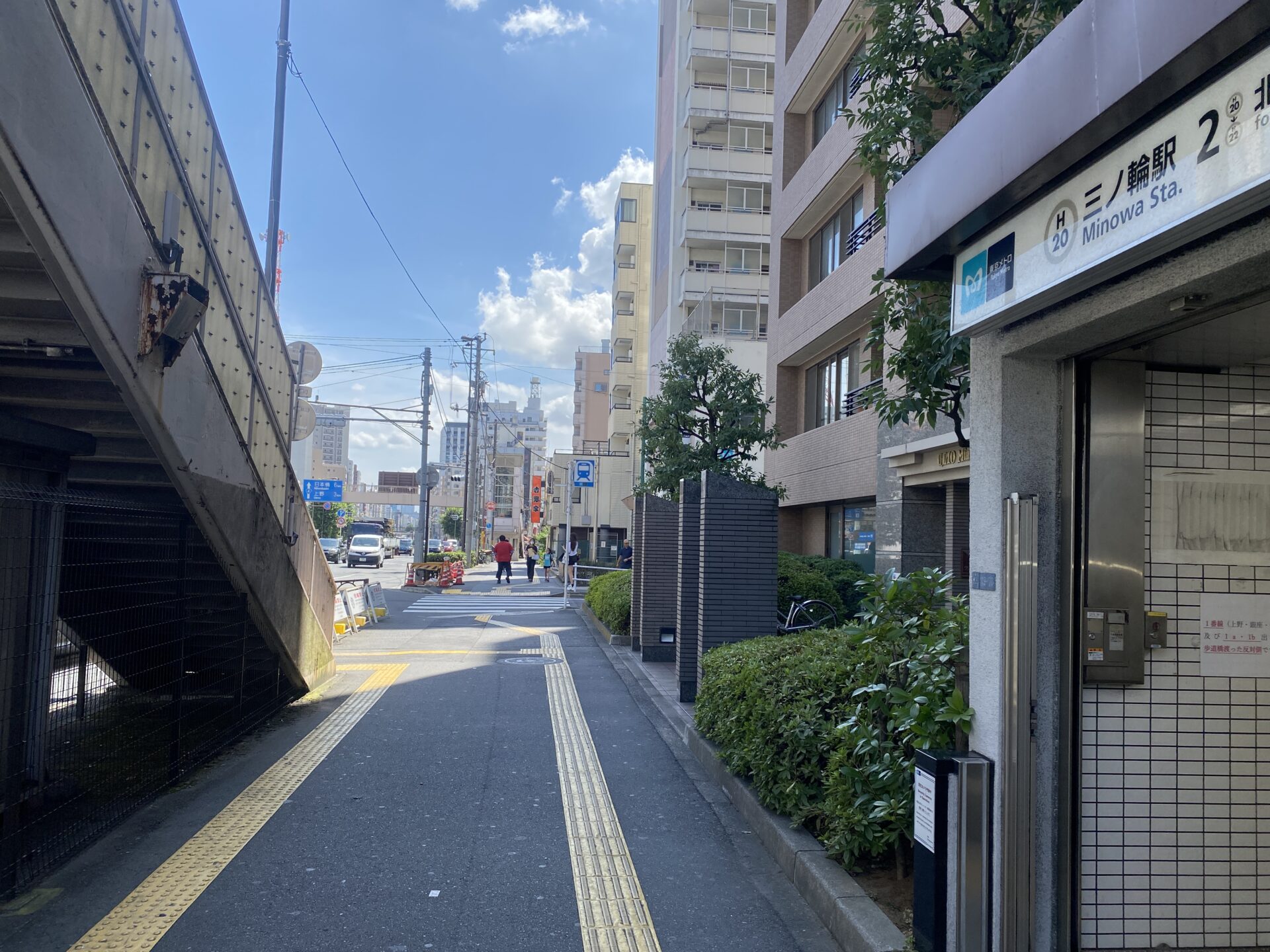 東京メトロ「三ノ輪駅2番出口」を出ます。