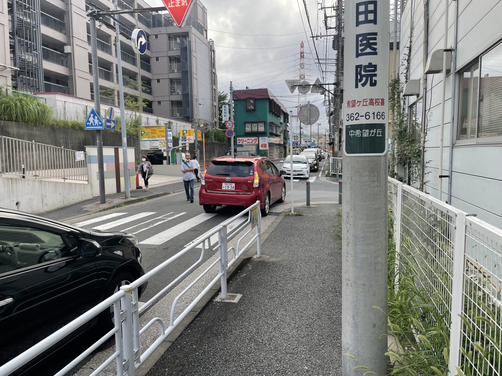 左前方に映る緑色の建物に、当施設がございます。