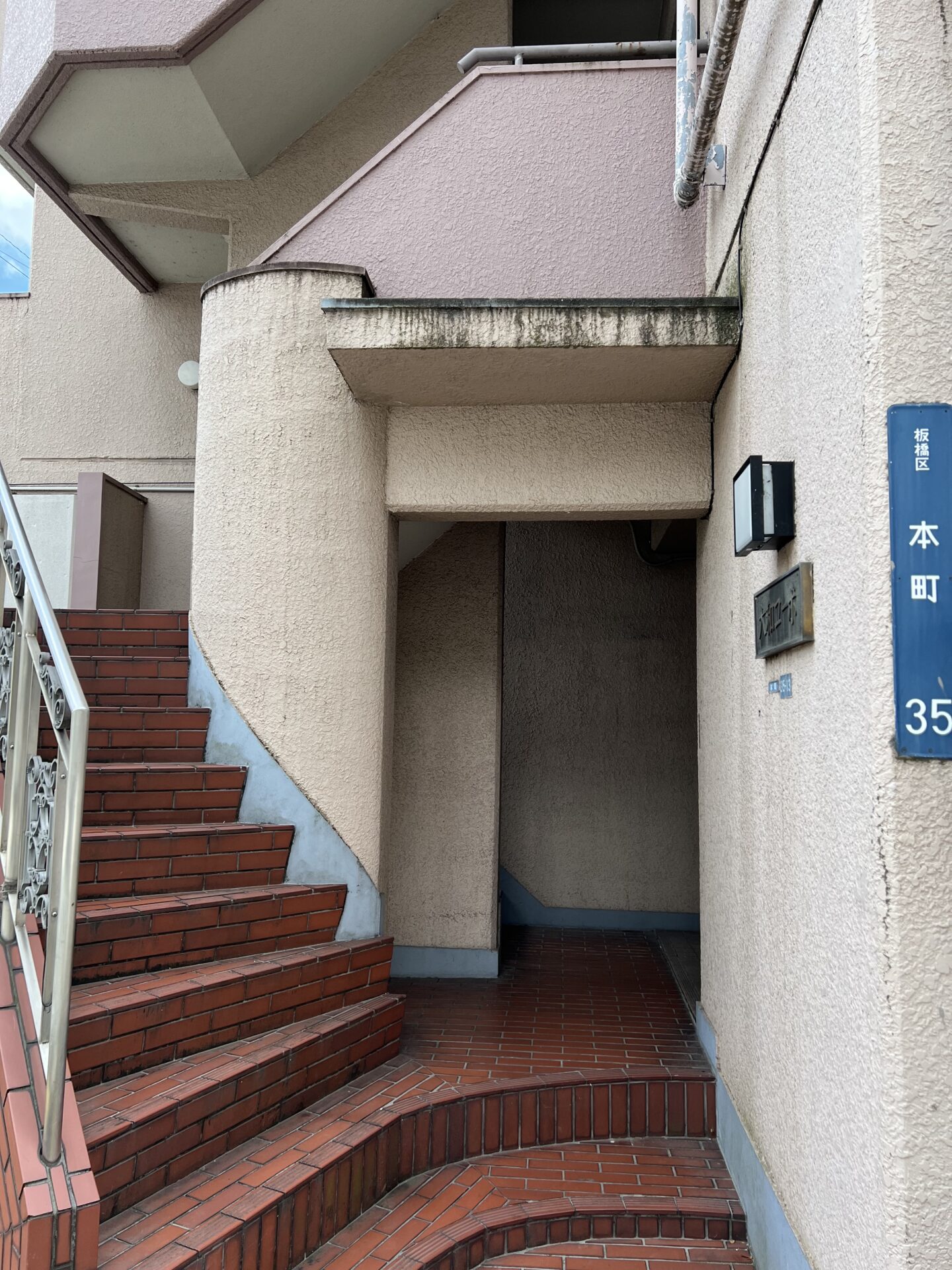 こちらの階段よりおがりくださいませ。