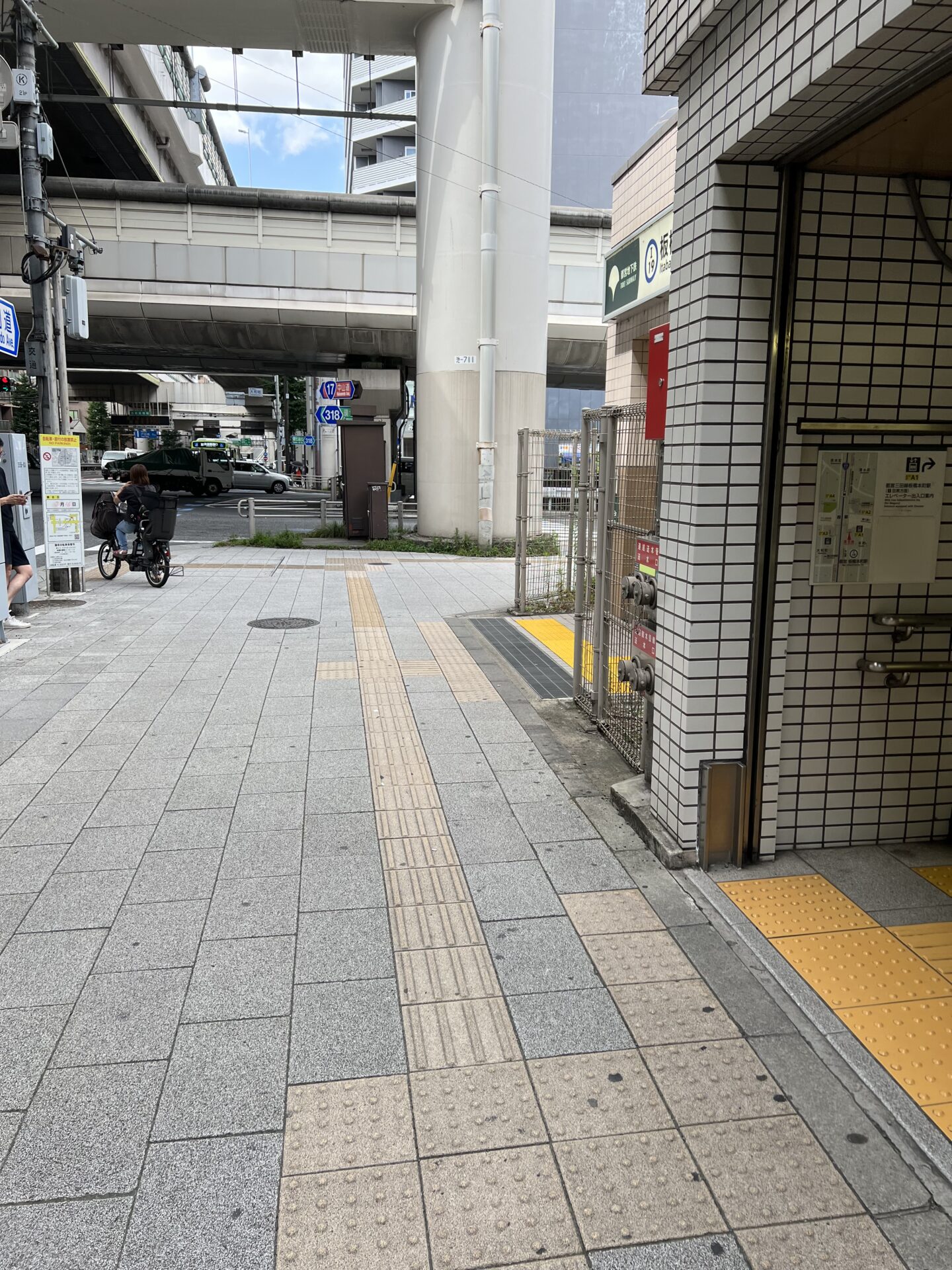 駅を出てすぐ、右に曲がります。