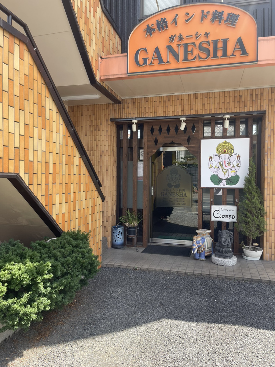 少し歩くとインド料理屋さんがありますので隣の階段をお上がりください。