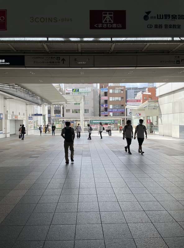 相模大野駅北口を出て進みます。