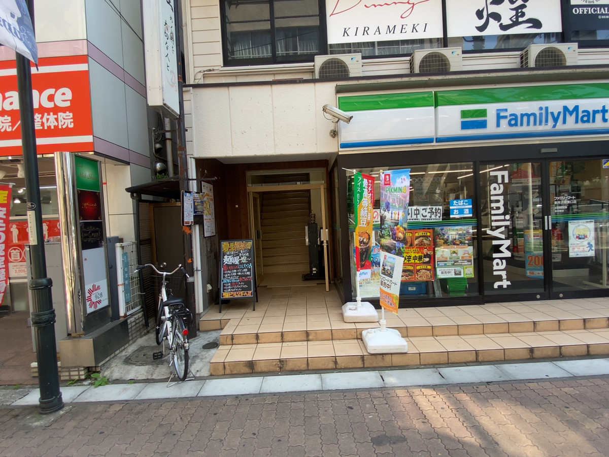 ファミリーマートの隣の階段を上り5階がダイエットパートナーになります。
