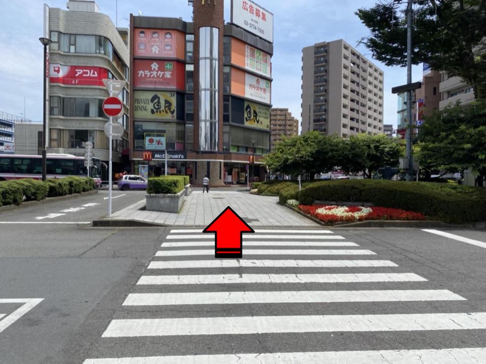 目の前の横断歩道を真っ直ぐ進みます。