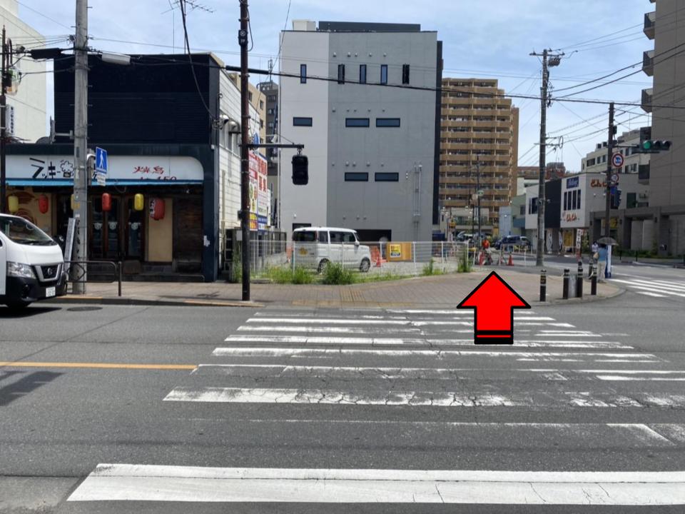福生駅東口交差点を真っ直ぐ進みます。焼き鳥屋さんが目印です。