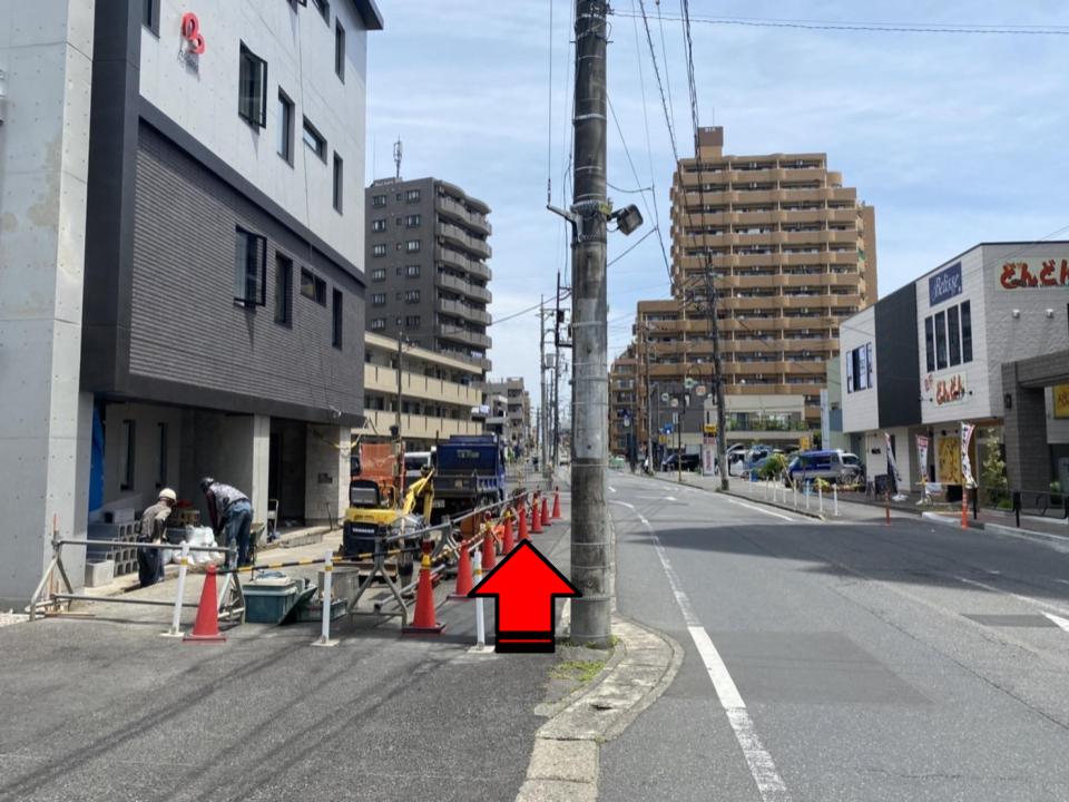 矢印の方向に進みます。