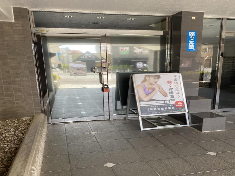 一階の左側ドアが店舗入り口になります。ぜひご一緒に頑張っていきましょう！