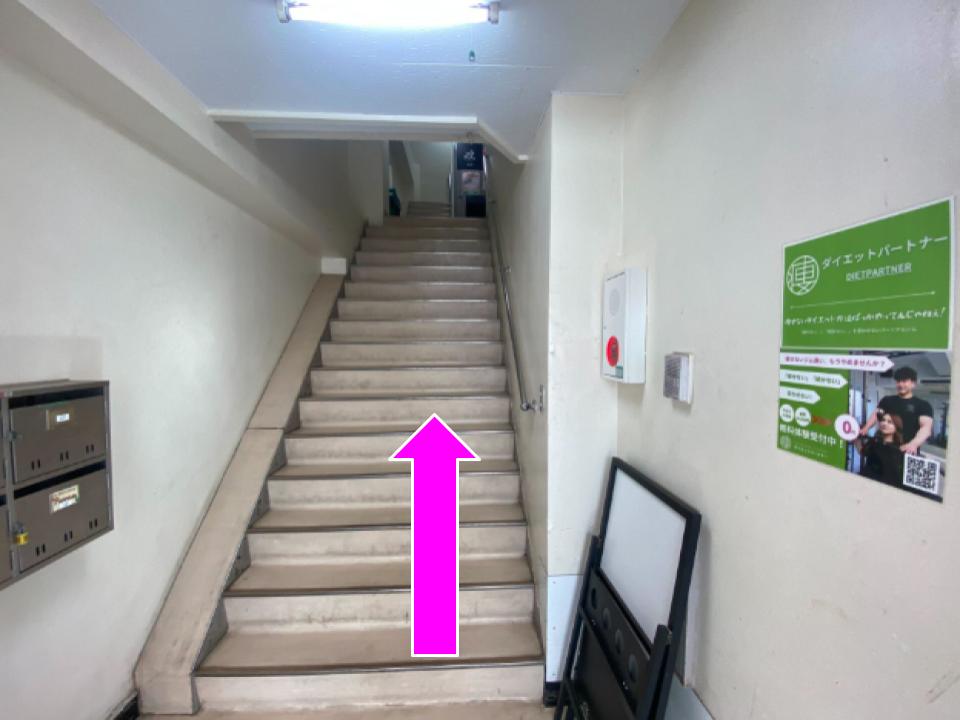 こちらの階段から上がります。