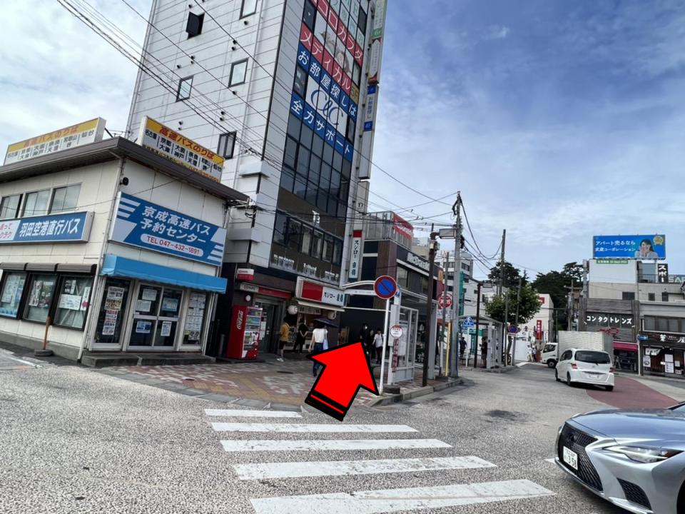 横断歩道を渡ります。