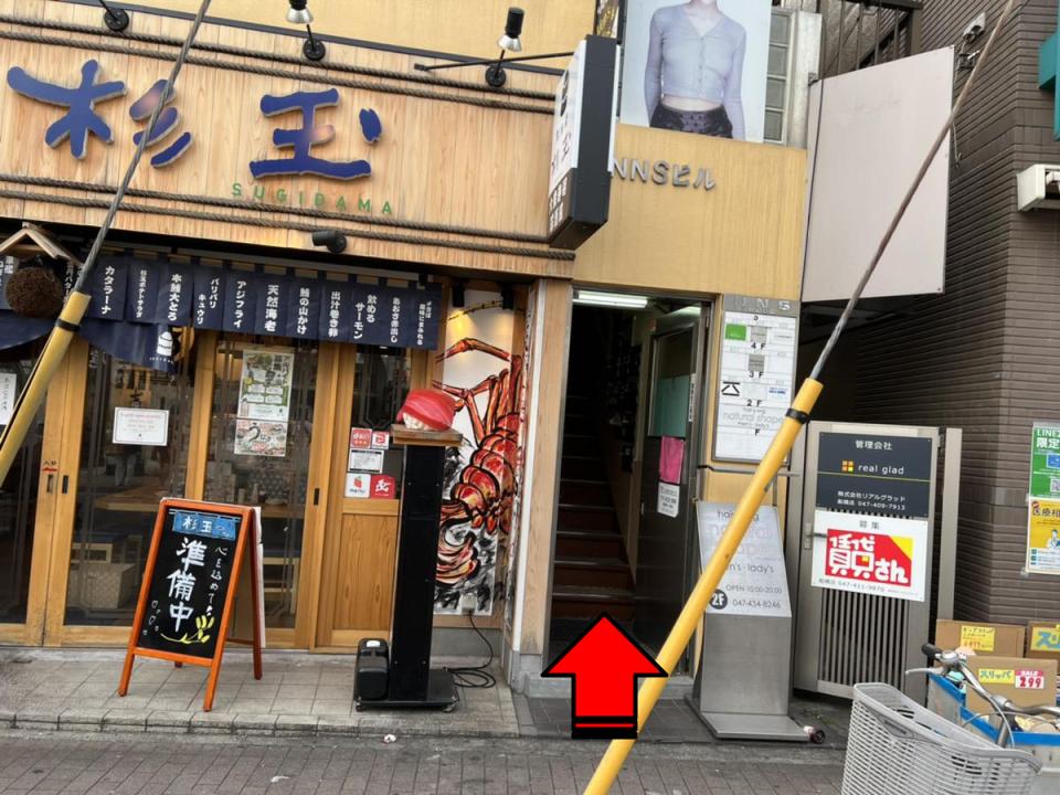 杉玉を目印に隣の階段から4階へ上がります。