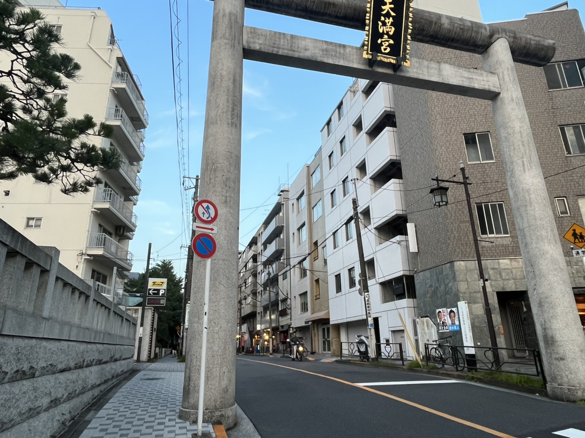 鳥居をくぐりその後直進してください。