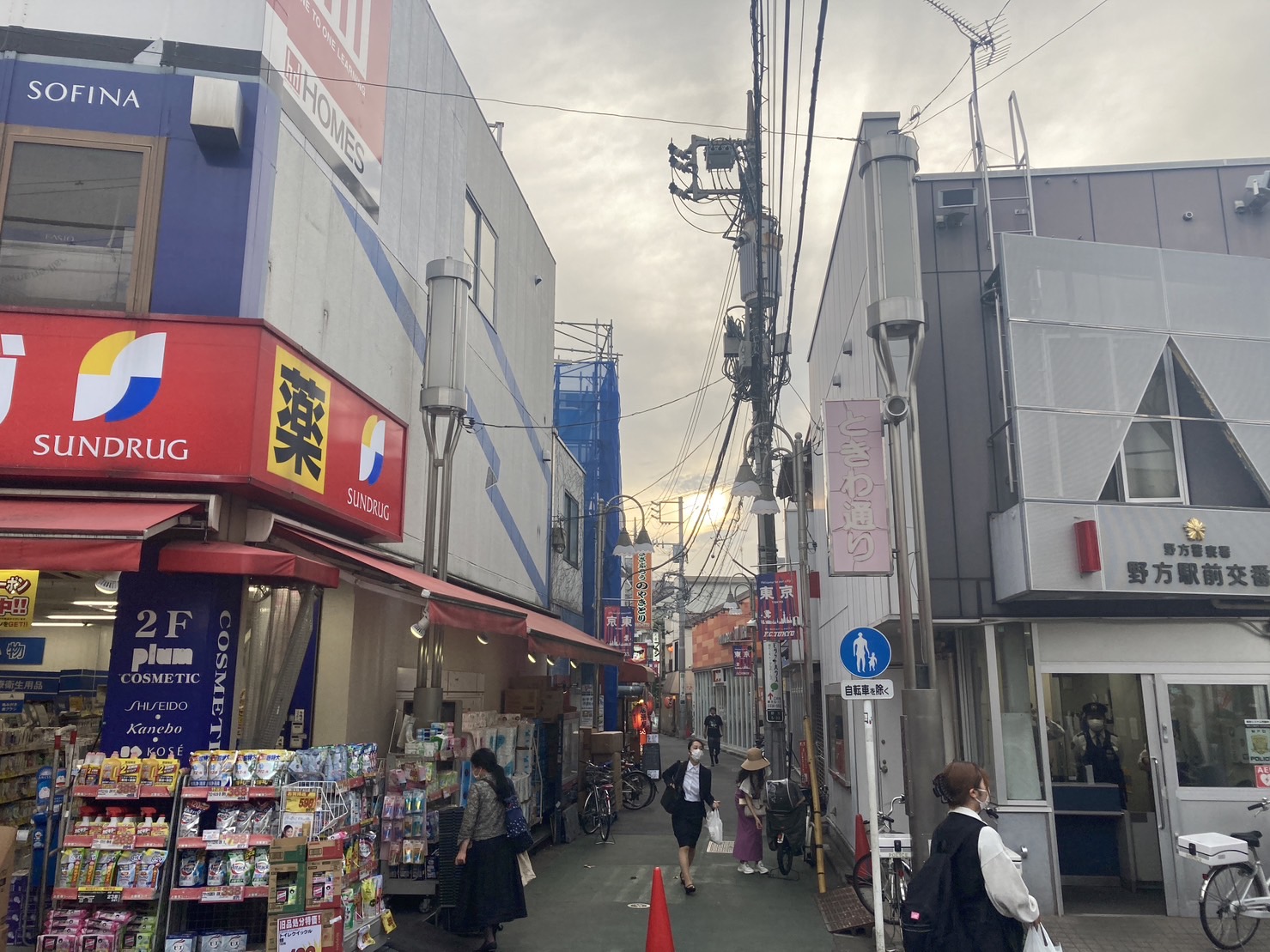 SUN DRUGと野方交番の間を通っていきます！