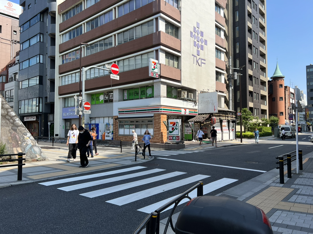 セブンイレブンが見えるま進みます！
