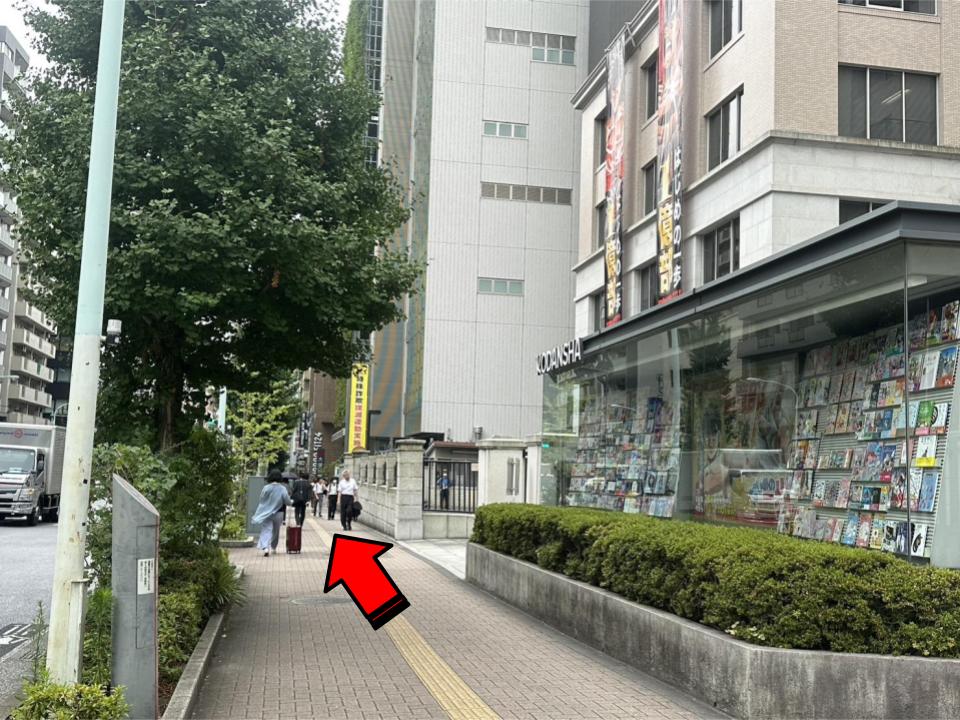 約100メートルほど直進します。