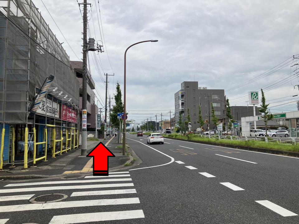 階段を降りて、200mほどまっすぐに進みます。