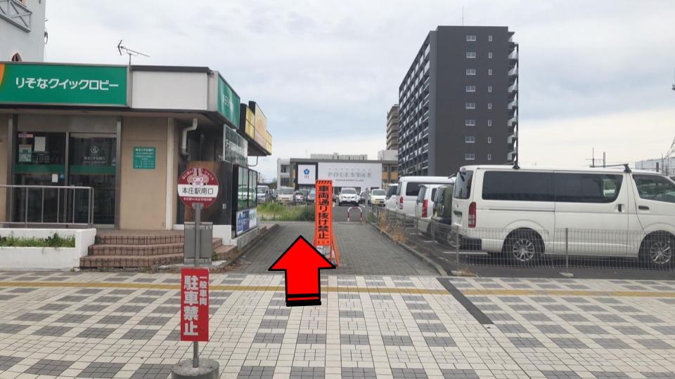 りそな銀行右手の通りを進みます。
