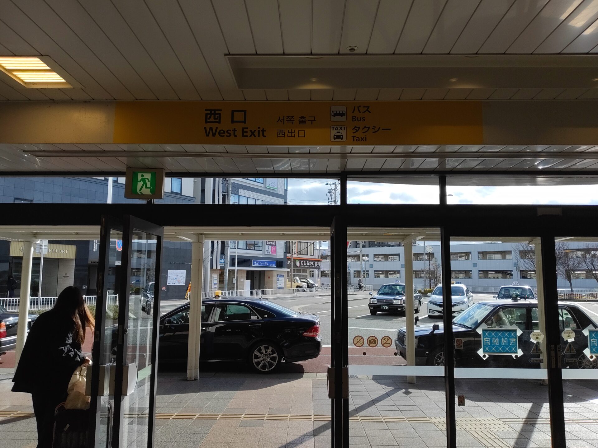 西明石駅【西口】の エスカレーターをおり手ください。