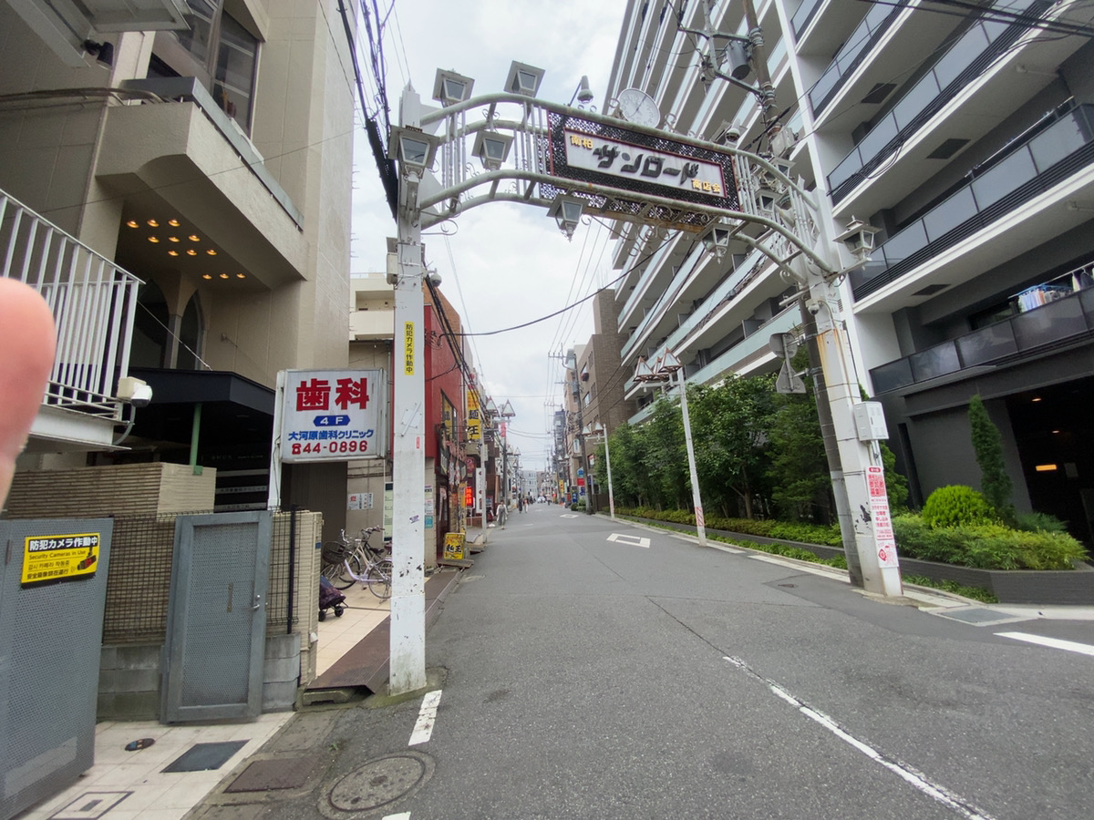 こちらをまっすぐお進みください。