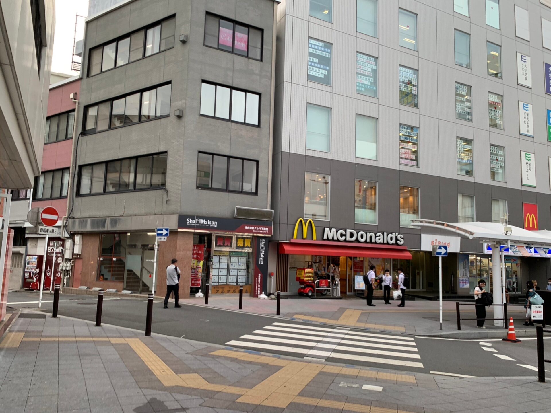 横断歩道を渡ります。