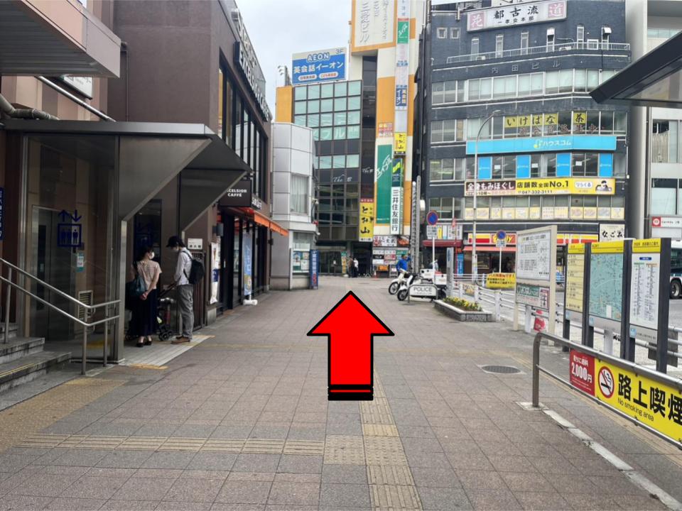 北口から階段を降り、左に進みます。