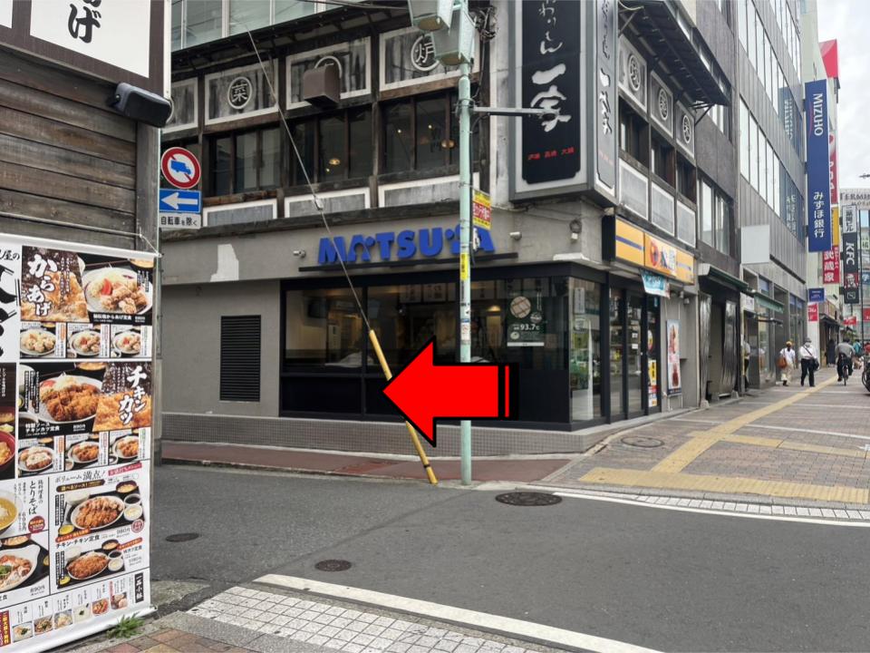 松屋手前の道を左に曲がります。