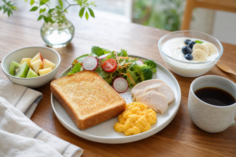 ダイエット中にパンは食べてもいい？太りにくい選び方・量・組み合わせを解説のアイキャッチ画像