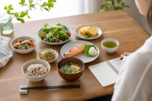 ダイエット中の食事は何を食べる？痩せやすい食べ方・量・タイミングの基本のアイキャッチ画像
